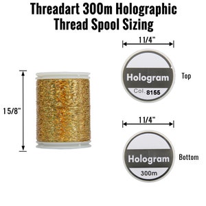 Puede incluir: Una bobina de hilo hologr&aacute;fico dorado con una etiqueta blanca que dice "Hologram Col. 8155" en la parte superior y "Hologram 300m" en la parte inferior. La bobina mide 1 5/8 pulgadas de alto y 1 1/4 pulgadas de ancho.