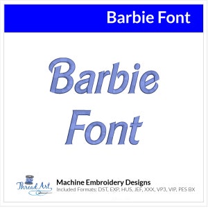 Puede incluir: Una descarga digital de un diseño de fuente de bordado a máquina en color azul. La fuente dice "Barbie Font" en una fuente de escritura cursiva estilizada. El texto "Machine Embroidery Designs" y "Included Formats: DST, EXP, HUS, JEF, XXX, VP3, VIP, PES BX" también está incluido en la imagen.