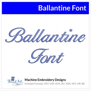 以下が含まれることがあります： 「Ballantine Font」と呼ばれるミシン刺繍フォントデザインのデジタルダウンロードです。フォントは筆記体スタイルです。画像はフォント名を青色で表示しています。画像には「Thread Art, Machine Embroidery Designs」というテキストも含まれています。「Included Formats: DST, EXP, HUS, JEF, XXX, VP3, VIP, BX」というテキストも画像に含まれています。