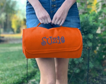 Manta de viaje portátil personalizada con monograma y correa de transporte, estadio deportivo, color naranja