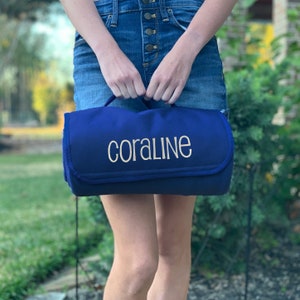 Manta de viaje portátil personalizada con monograma y correa de transporte para estadio deportivo (cinco colores)