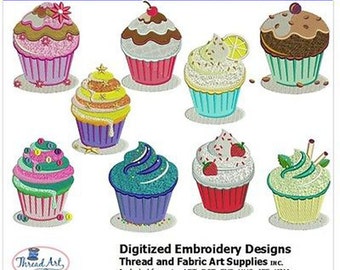 Puede incluir: Diseños de bordado digitalizados con nueve coloridos cupcakes con varios diseños de glaseado y cobertura. Los cupcakes están en diferentes moldes de colores y tienen costuras detalladas. El texto "Cupcakes (2)" está en la parte superior.