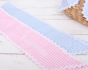Gepersonaliseerde gingangkrans sjerp of strikmand - geborduurde naam of woorden - roze en blauw