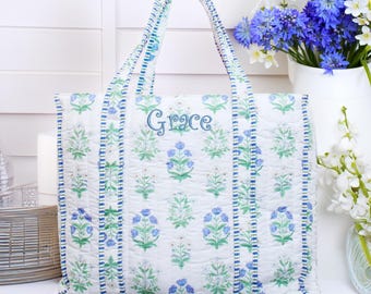 Gepersonaliseerde gewatteerde tas met blauwe blokprint - Geborduurde letters - Cadeau voor mama, bruidsmeisjescadeau, reistas