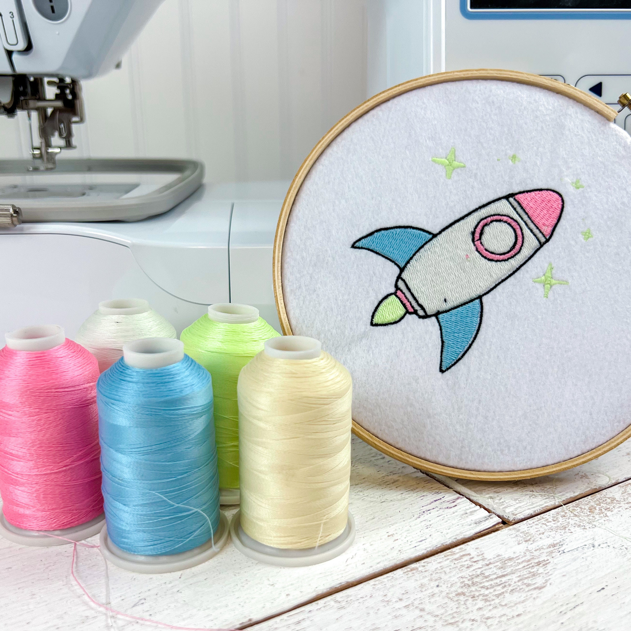 Leuchtendes Nähgarn Glow In The Dark, 1000 Yards - Für Stickerei & Nähmaschine, Farbe Rosa