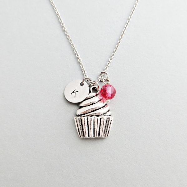 Collier cupcake avec initiale personnalisée, charme cupcake argenté et perle personnalisée (collier initial cupcake, collier charm cupcake)