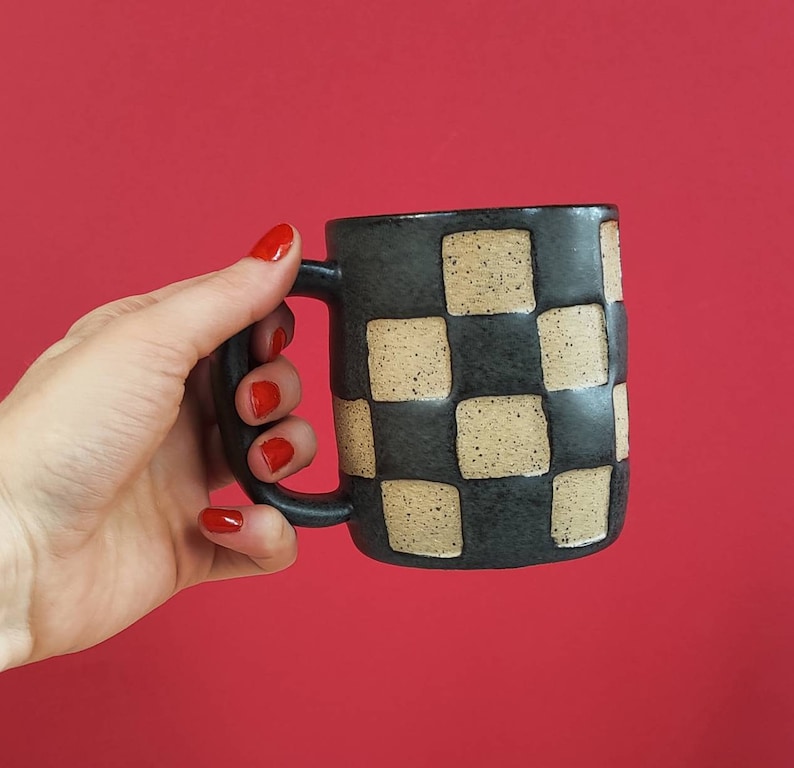 Taza a cuadros en negro mate imagen 1