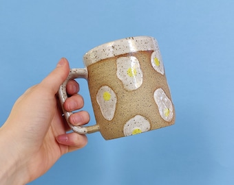 Taza de cerámica hecha a mano en sello de huevo frito