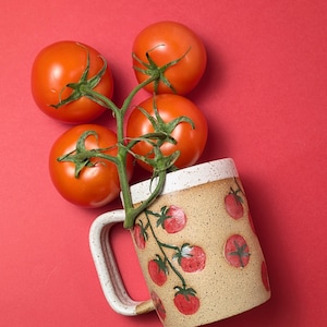 Ręcznie robiony ceramiczny kubek z pomidorkami koktajlowymi na gałązce // Kubek z pomidorkami koktajlowymi