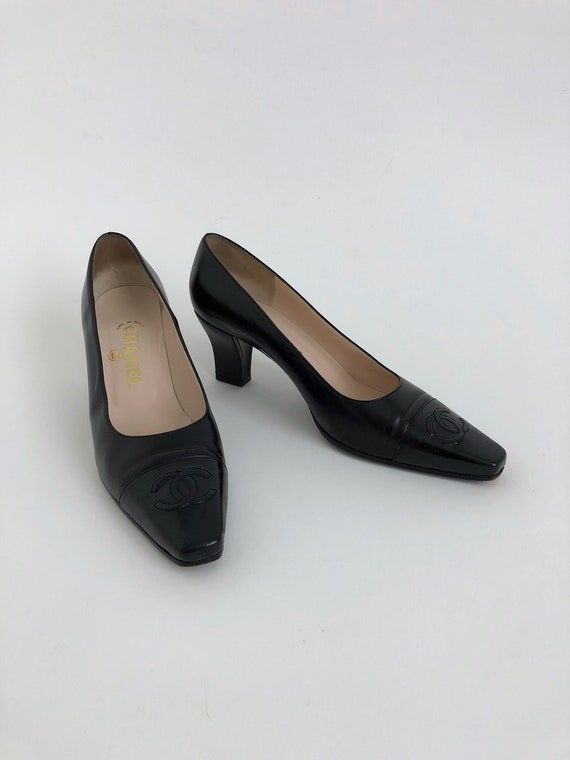 Vintage 90s Chanel Black Pumps / Vintage 1998 Cla… - image 2