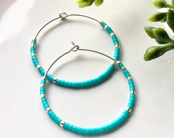 Aros de turquesa y plata esterlina, aros con cuentas, aros con cuentas de semillas, aros minimalistas, aros sencillos para el día a día, regalo para ella