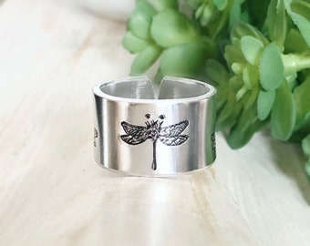 Anillo de Libélula, Joyería de Libélula, Anillo Estampado a Mano, Joyería con Significado, Amante de las Libélulas, Amante de la Naturaleza, Joyería Natural, Joyería Boho