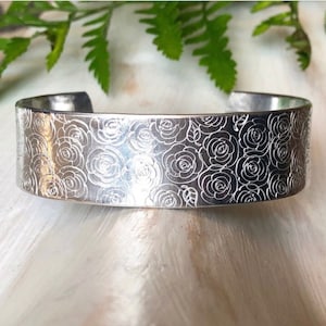 Manchette bracelet jardin de roses, bijoux roses, estampillé à la main, amateur de roses, cadeau de la Saint-Valentin, bijoux de la Saint-Valentin, cadeau de fête des mères, bracelet estampé
