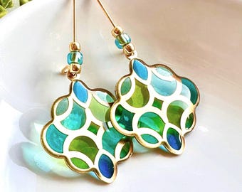Pendientes de azulejos marroquíes, con diseño arabesco, inspirados en vitrales, con un toque bohemio, geométricos y con trébol dorado.