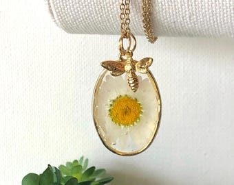 Dried DAISY Necklace with Bee Charm, Pressed Flower Necklace, Real Dried Flower Necklace, Birth Month Flower, Bee Necklace, Gift for Here