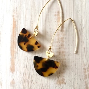 Trendy Tortoise Shell Earrings, Trendy Jewelry, Tortoise Shell Jewelry, Dangle Earrings, Long Gold Earrings, Retro Earrings, Animal Print