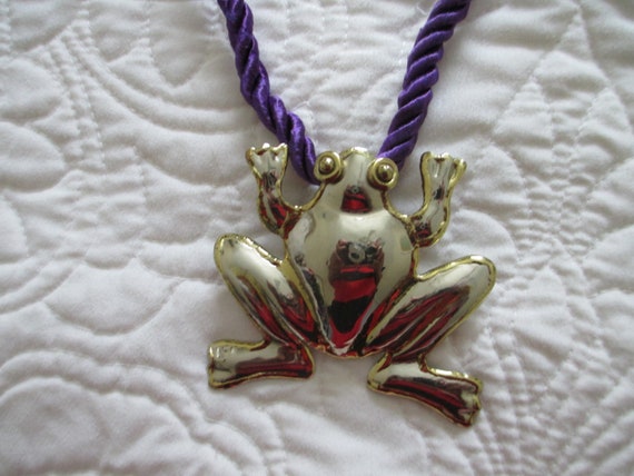 Large gold tone frog  brooch or pendant - image 2