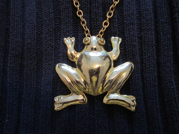 Large gold tone frog  brooch or pendant - image 5