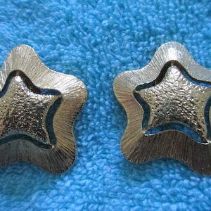 Starfish / star gold tone textured vintage clip on earrings immagine 1