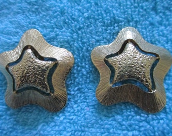 Starfish / star gold tone textured vintage clip on earrings