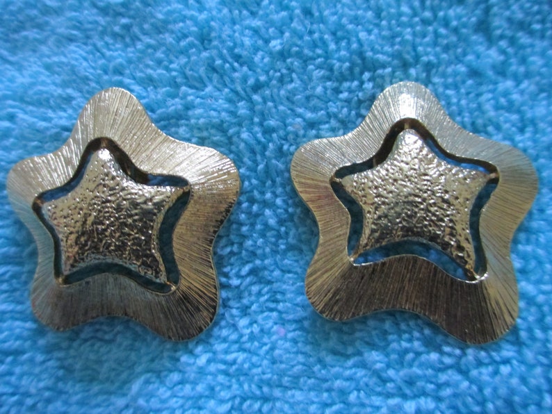 Starfish / star gold tone textured vintage clip on earrings immagine 1