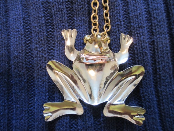 Large gold tone frog  brooch or pendant - image 6