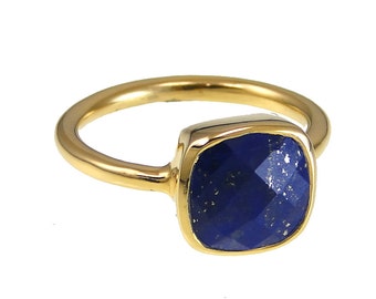 Anillo de lapislázuli, anillo de piedra natal, anillo de oro vermeil, anillo cojín, anillo de gema azul marino, anillo apilable, anillo de dama de honor, regalo de joyería