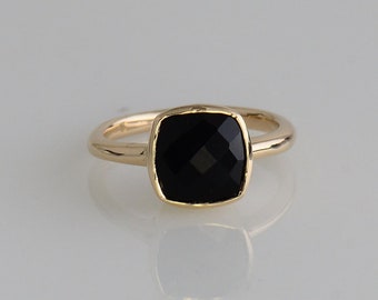 Anillo de ónix negro, anillo de oro, anillo con gema talla cojín, anillo con gema negra, anillo apilable, regalo para ella, anillo de oro, anillo para combinar