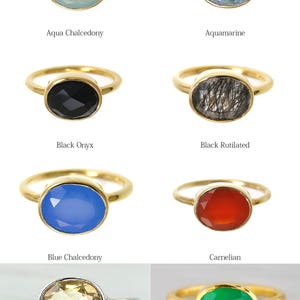 Puede incluir: Diez anillos de oro con piedras preciosas de diferentes colores. Las piedras preciosas son calcedonia acu&aacute;tica, aguamarina, &oacute;nix negro, cuarzo rutilado negro, calcedonia azul, cornalina, citrino champ&aacute;n y calcedonia crisoprasa.