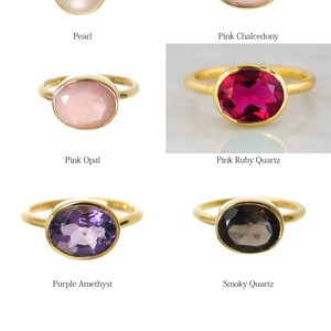 Puede incluir: Seis anillos de oro con diferentes piedras preciosas. Los anillos presentan una perla, una calcedonia rosa, una &oacute;palo rosa, un cuarzo rosa rub&iacute;, una amatista p&uacute;rpura y un cuarzo ahumado.