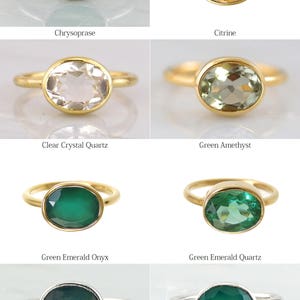 Puede incluir: Un conjunto de diez anillos ovalados de piedras preciosas con engastes de oro y plata. Las piedras preciosas son crisoprasa, citrino, cuarzo cristalino transparente, amatista verde, &oacute;nix esmeralda verde, cuarzo esmeralda verde, jade verde y &oacute;nix verde.