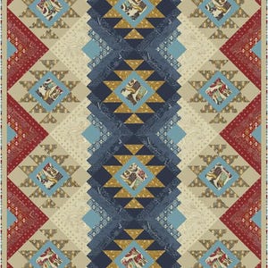 Könnte beinhalten: Eine Steppdecke mit einem geometrischen Muster in Blautönen, Rot, Gold und Creme. Das Muster besteht aus Dreiecken und Quadraten und wiederholt sich über die gesamte Steppdecke. Die Steppdecke ist mit einem dünnen rot-weißen Streifen eingefasst.