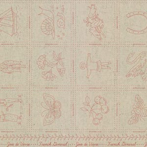 Peut inclure: Un panneau de tissu avec un motif répétitif de dessins au trait roses sur un fond beige. Les dessins comprennent un escargot, un fer à cheval, un papillon et une poupée. Les mots "Joie de Vivre" et "French General" sont imprimés en bas.