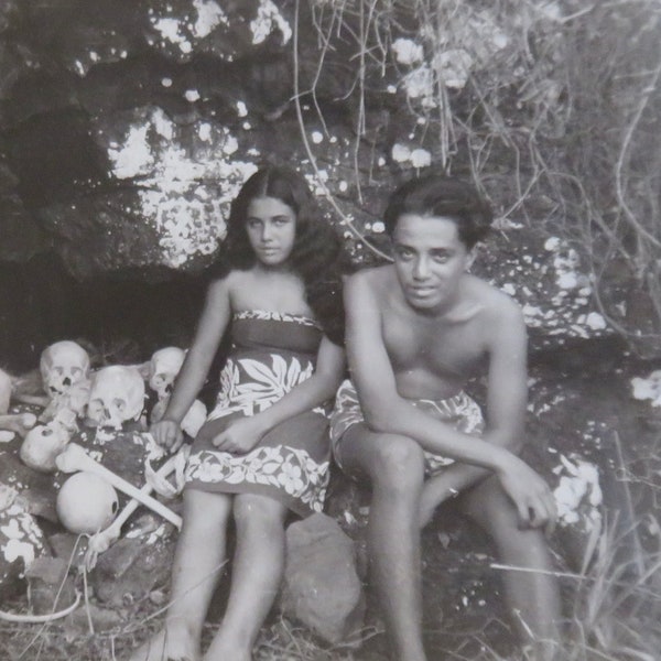 Vintage 1940 Tahiti Tahitian Young Lovers At Burial Grounds Snapshot Photo/Photograph