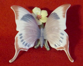 Vintage Lladro A Moments Rest Butterfly On Flowers Fine Porcelain Figurine
