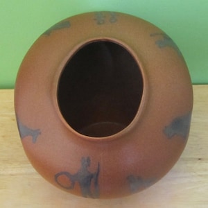Large Vintage Prehistoric Design Horse Hunter Buffalo Ceramic Vase Pot