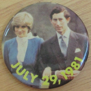 Vintage 1981 Prince Charles Lady Diana Commemorative Pin Back Button image 3