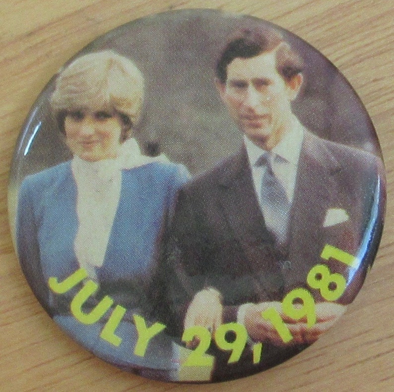 Vintage 1981 Prince Charles Lady Diana Commemorative Pin Back Button image 3