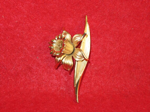 Vintage 1960's Trifari Gold Tone Floral Pin Back B
