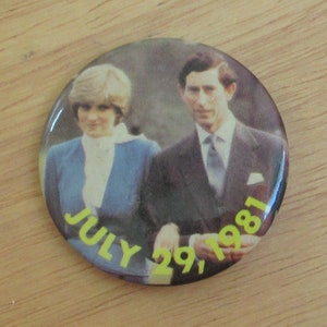 Vintage 1981 Prince Charles Lady Diana Commemorative Pin Back Button image 1