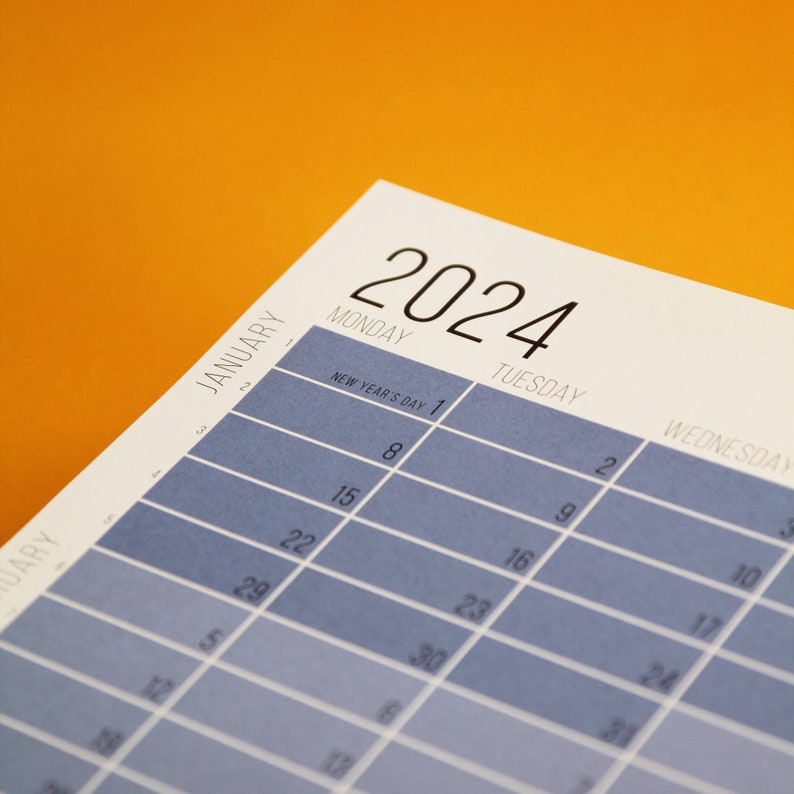 Wandkalender 2024 Blue Hour Jahresplaner Posterkalender 2024 Wi-La-No® Englisch-Deutsch Designkalender OHNE AUFHÄNGUNG Blaue Stunde Bild 5