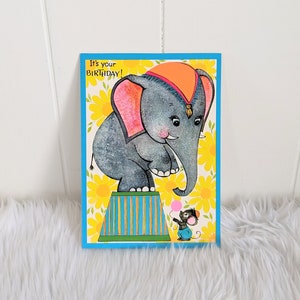 Cartão de felicitações de aniversário vintage dos anos 1970, sem uso, com tema de circo, apresentando um elefante e um rato com um balão