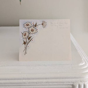 Tarjeta de felicitación floral de la década de 1950 Preciosas margaritas doradas y azules con detalle en relieve Tarjeta de novedad Tarjeta en blanco estacionaria divertida
