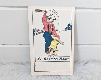 Cartolina d'epoca inutilizzata degli anni '30 con scritta "Punishment", cartolina comica, decorazione da parete, cartolina umoristica e strana con spaventapasseri, "Mi sto abbronzando"