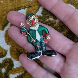 Broche vintage de esmalte 3D de payaso vagabundo triste de los años 90 con Bindle