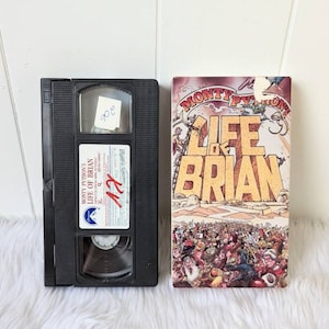 Stara kaseta VHS z filmem Monty Python: Życie Briana wytwórni Paramount i Handmade Films z udziałem Johna Cleese'a