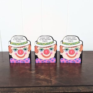 Três cartões de convite de aniversário dos anos 1970 com palhaços sorridentes usando gravatas-borboleta de bolinhas. Desejos vintage: presentes únicos e incomuns!