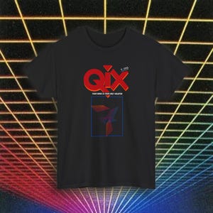 Peut inclure: T-shirt noir avec un graphisme rétro. Le motif présente le mot "Qix" en rouge, avec le texte "Your mind is your only weapon" en dessous. Un carré bleu contient un motif d'oiseau géométrique.