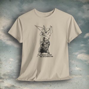 Könnte beinhalten: Beiges T-Shirt mit schwarzer Grafik von geflügelten Figuren und dem Text "JOCKO-HOMO HEAVENBOUND". Das Design ist auf der Vorderseite des kurzärmeligen T-Shirts aufgedruckt. Das T-Shirt ist aus weichem Material.