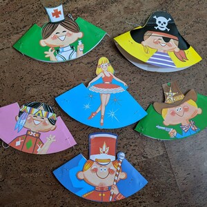 Puede incluir: Conjunto de seis sombreros de fiesta de papel de colores con diferentes personajes y diseños. Los sombreros representan a una enfermera, un pirata, una bailarina, un vaquero, un baterista y un nativo americano.